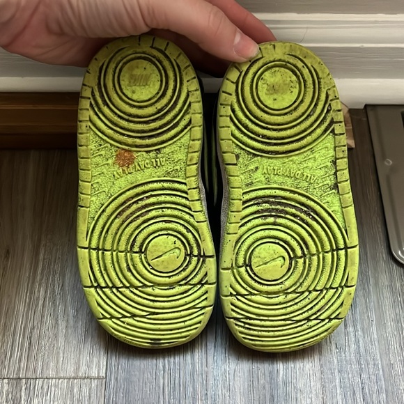 Nikes size 8 - Picture 4 of 5